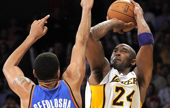 Kobe Bryant z LA Lakers stílí pes Thaba Sefoloshu z Oklahoma City.