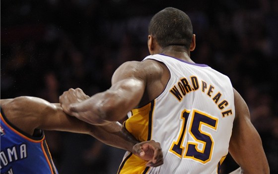 OSTRÝ HOCH, OSTRÉ LOKTY. Metta World Peace z Los Angeles se napáhl a loktem