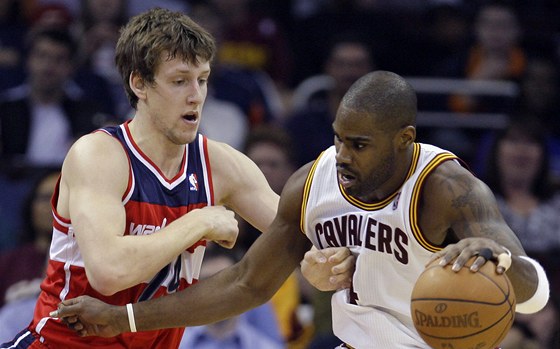 Antawn Jamison z Clevelandu se pokouí obejít Jana Veselého z Washingtonu.