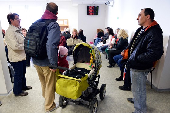 Na jihlavský úad práce, kde se vyizují i rodiovské píspvky, se maminky s koárky velice tko dostávají. Koárek musí táhnout po schodech do druhého patra. Ilustraní snímek