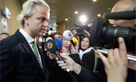 Geert Wilders mluví k novinám poté, co opustil jednání vlády o úsporách (21.