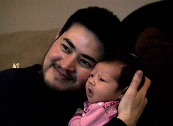 Transsexuál Thomas Beatie se svým prvním díttem