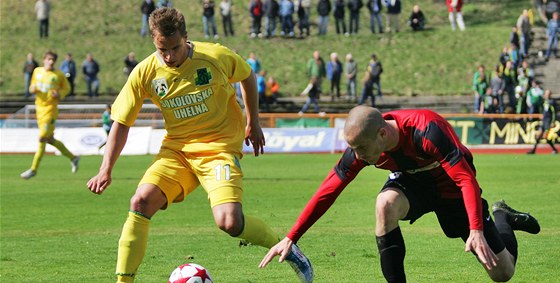 BALANCOVÁNÍ. Opavský Jan Schaffartzik má pi hlídání Jakuba Blaka ze Sokolova