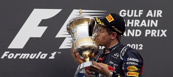 MAZLENÍ S TROFEJÍ. Sebastian Vettel ze stáje Red Bull si uívá triumf v...