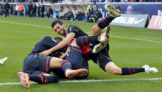 CHUMEL RADOSTI. Fotbalisté Paris Saint-Germain oslavují gól proti Sochaux.