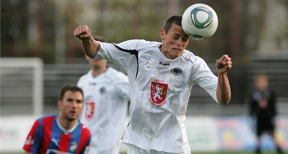 Z jarního utkání Hradec Králové - Plze (0:1), hlavikuje hradecký Hole