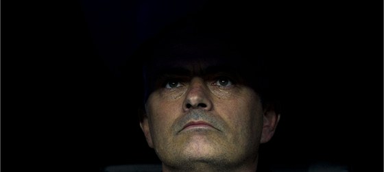 PONOEN DO TMY. Trenér José Mourinho i celý Real Madrid ve stedu veer