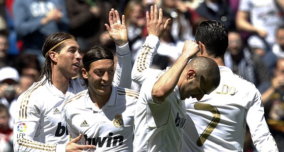 TI BODY JSOU NAE. Fotbalisté Realu Madrid oslavují jeden ze tí gól v síti
