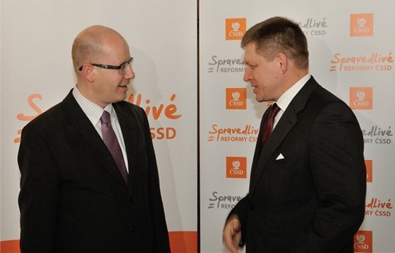 Pedseda SSD Bohuslav Sobotka a slovenský premiér Robert Fico ped novým