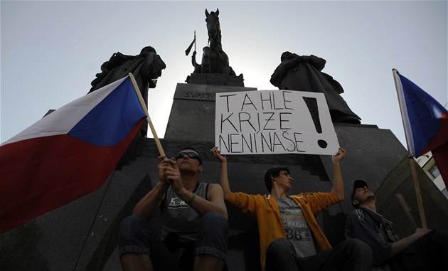 Demonstranti se seli na Václavském námstí a hodlají postavit protestní