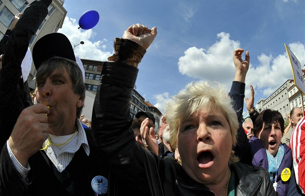 Václavské námstí zaplnili demonstranti.