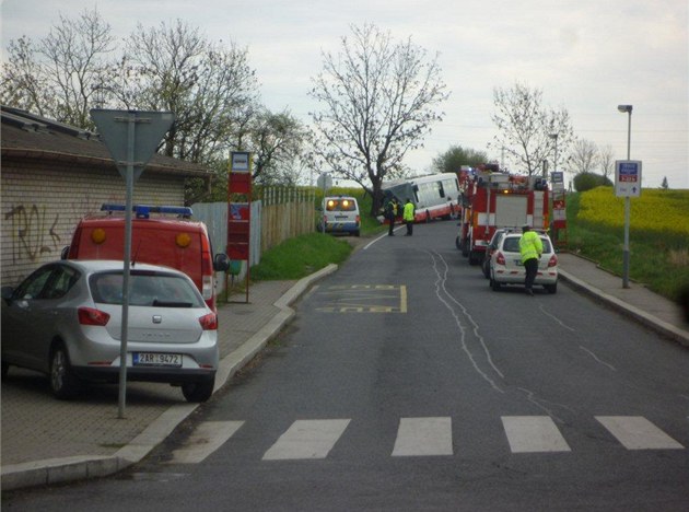 Autobus íslo 111 narazil v ulici K Dobeku do stromu.