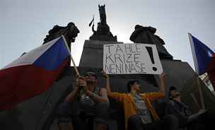 Demonstranti se seli na Václavském námstí a hodlají postavit protestní
