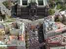 Letecký zábr na odboráskou demonstraci Stop vlád v centru Prahy (21. dubna...