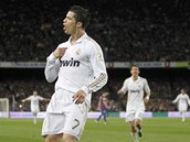 TO J ROZHODL. Portugalsk tonk Cristiano Ronaldo se raduje z vtznho glu...
