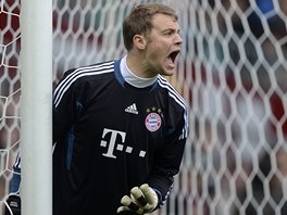 DIRIGOVN OBRANY. Manuel Neuer, brank Bayernu, organizuje sv spoluhre v