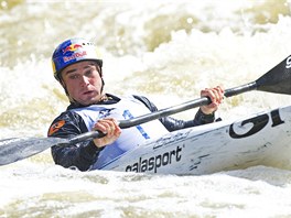 POJEDE NA OLYMPIDU. Kajak Vavinec Hradlek projd kanl v eskm Vrbnm,