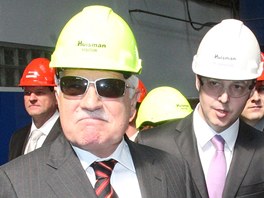 Prezident Václav Klaus pi prohlíení firmy jen uznale pokyvoval hlavou. (25....