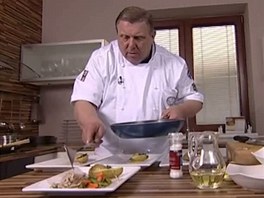 fkucha Jaroslav Sapk servruje telec maso s jarn zeleninou a...
