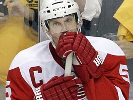 SMUTNÝ POHLED. Nicklas Lidström, kapitán hokejist Detroitu, zklaman sleduje...