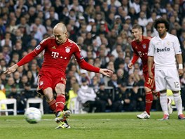 POKUTOVÝ KOP. Arjen Robben z Bayernu stílí penaltu