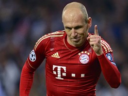 JE TO TAM. Arjen Robben z Bayernu se raduje po promnné penalt proti Realu...
