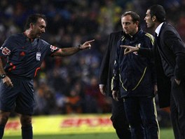 Trenér Barcelony Pep Guardiola (vpravo) hovoí s rozhodím zápasu proti Realu...