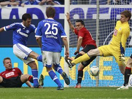 TO BUDE GÓL. panlský útoník Raúl (vlevo) ze Schalke dává gól.