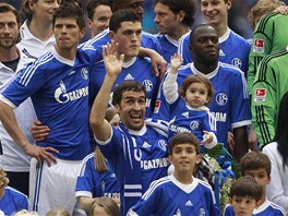 ZAMÁVEJ. panlský útoník Raúl a jeho dcera Maria mávají fanoukm Schalke.