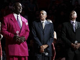 MOC PKNÝ SAKO. Darryl Dawkins (vlevo) pi louení NBA s New Jersey vyloen