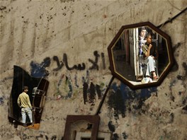 Palestinci ped svými obchdky ve mst Gaza ekají na zákazníky.
