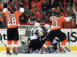 JDEME ZA POSTUPEM. Claude Giroux a Jakub Voráek z Philadelphie se radují z