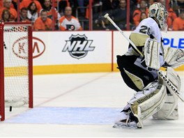 V LAPACE NENÍ. Marc-Andre Fleury, branká Pittsburghu, práv inkasuje jeden z