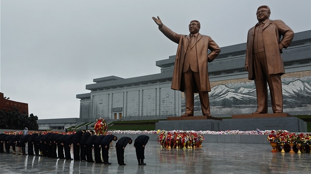 Pomník Kim Ir-sena (vlevo) a Kim ong-ila v Pchjongjangu