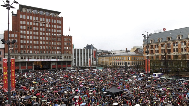 V centru Osla se sely tisce lid, aby zpvem protestovaly proti Breivikovi.