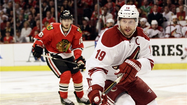 Shane Doan z Phoenixu bojuje se soustedným výrazem v duelu s Chicagem.