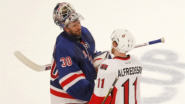 DOBOJOVNO. Henrik Lundqvist (vlevo) z NY Rangers se zdrav s Danielem Alfredssonem z Ottawy.