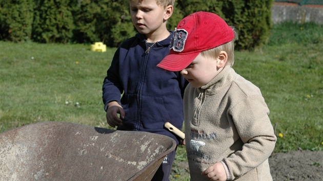 Kluci zkoumají taje zahradnického koleka.