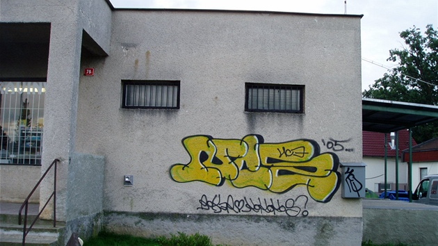 Graffiti na bizolitové omítce