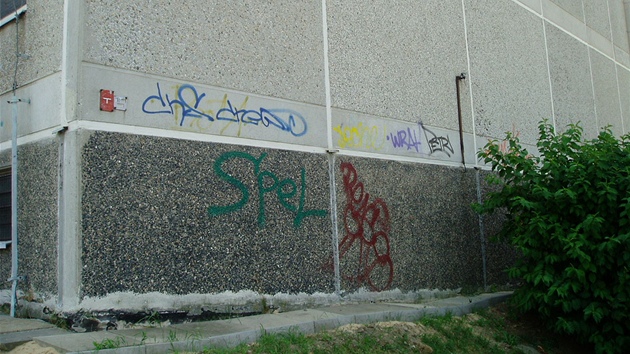 Typické graffiti na paneláku
