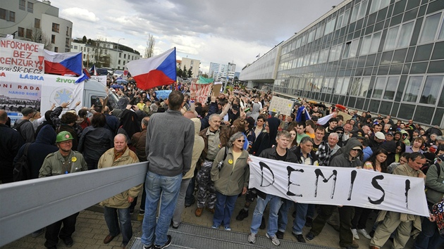Demonstranti po píchodu k budov zpravodajství eské televize.