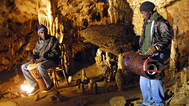 Slet bubeníků v Punkevní jeskyni u Křišťálového jezírka v Moravském krasu. Slet bubeníků v Punkevní jeskyni u Křišťálového jezírka v Moravském krasu.