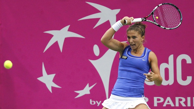 ODHODLN. Italsk tenistka Sara Erraniov odvrac mek v semifinle Fed Cupu proti eskmu vbru.
