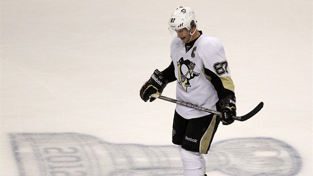 SMUTNÝ KAPITÁN. Sidney Crosby krouil na led Philadelphie se skloupenou hlavou