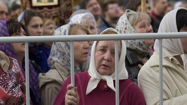 Vící pi modlitbách ped Katedrálou Krista Spasitele v Moskv.
