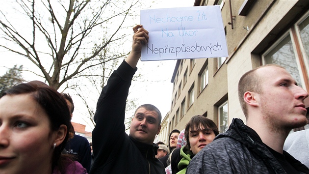 Zhruba dva tisce lid se v nedli vydaly na pochod Beclav. Chtli vyjdit podporu patnctiletmu chlapci, jeho minulou nedli zbila trojice nsilnk.