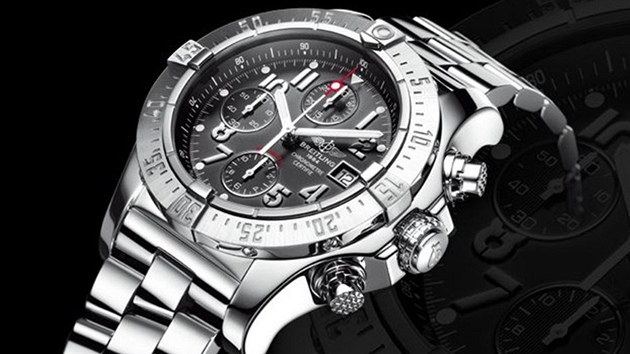 Odborá Bohumír Dufek a detaily jeho hodinek Breitling Avenger.