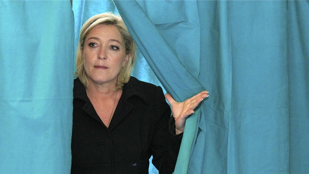 Marine Le Penov bhem volby prezidenta v Henin-Beaumontu (22. dubna 2012)