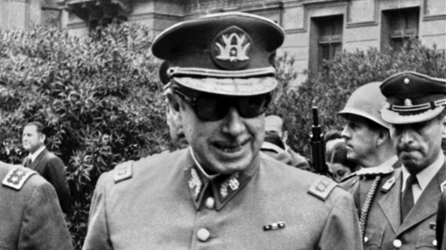 Augusto Pinochet. Pinochet terorizoval sv oponenty 17 let, prakticky od chvle, kdy se bhem krvavho pevratu v roce 1973 dostal k moci. V roce 1998 se ho Baltasar Garzn pokusil v Madridu postavit ped soud za zloiny proti lidskosti. Nkdej chilsk prezident zemel v roce 2006 ve vku 91 let ve vojensk nemocnici, m skonilo desetilet snah pedvst ho ped soud.