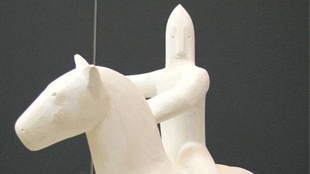 Jezdecká socha Jota Moravského, kterou navrhl Marius Kotrba, se na námstí v